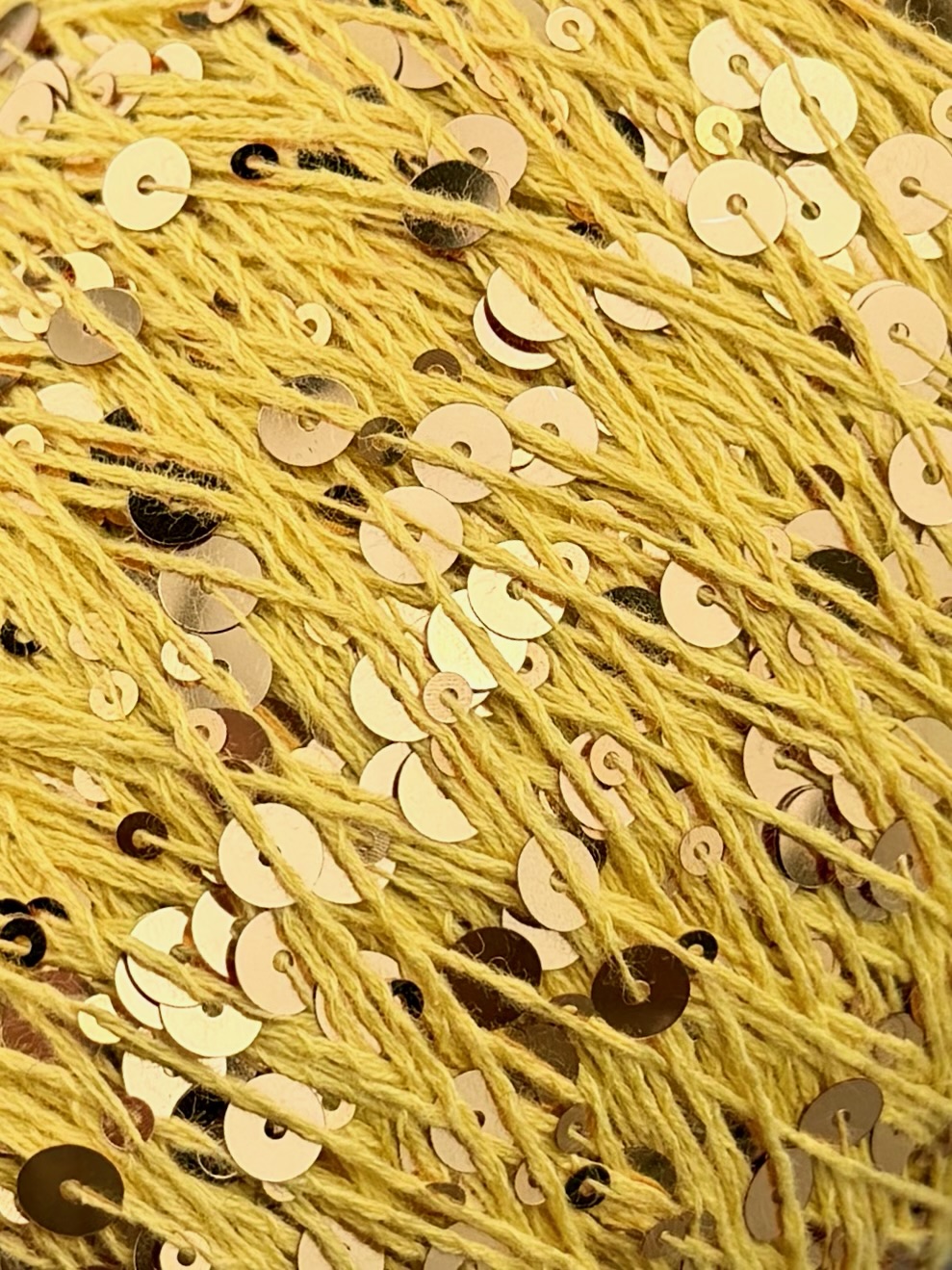 Art. Brillante 260 m / 100 g – Baumwolle mit Maxi-Pailletten col. Ockergelb